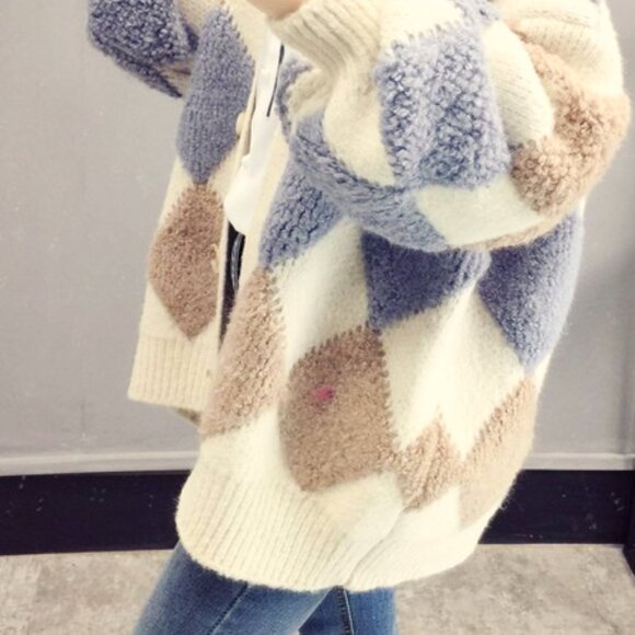 OVERSIZED ARGYLE PRINT IN CREAM, TAN, NAVY, BROWN & GREY TORTOiSE BUTTON CARDI - Picture 5 of 5